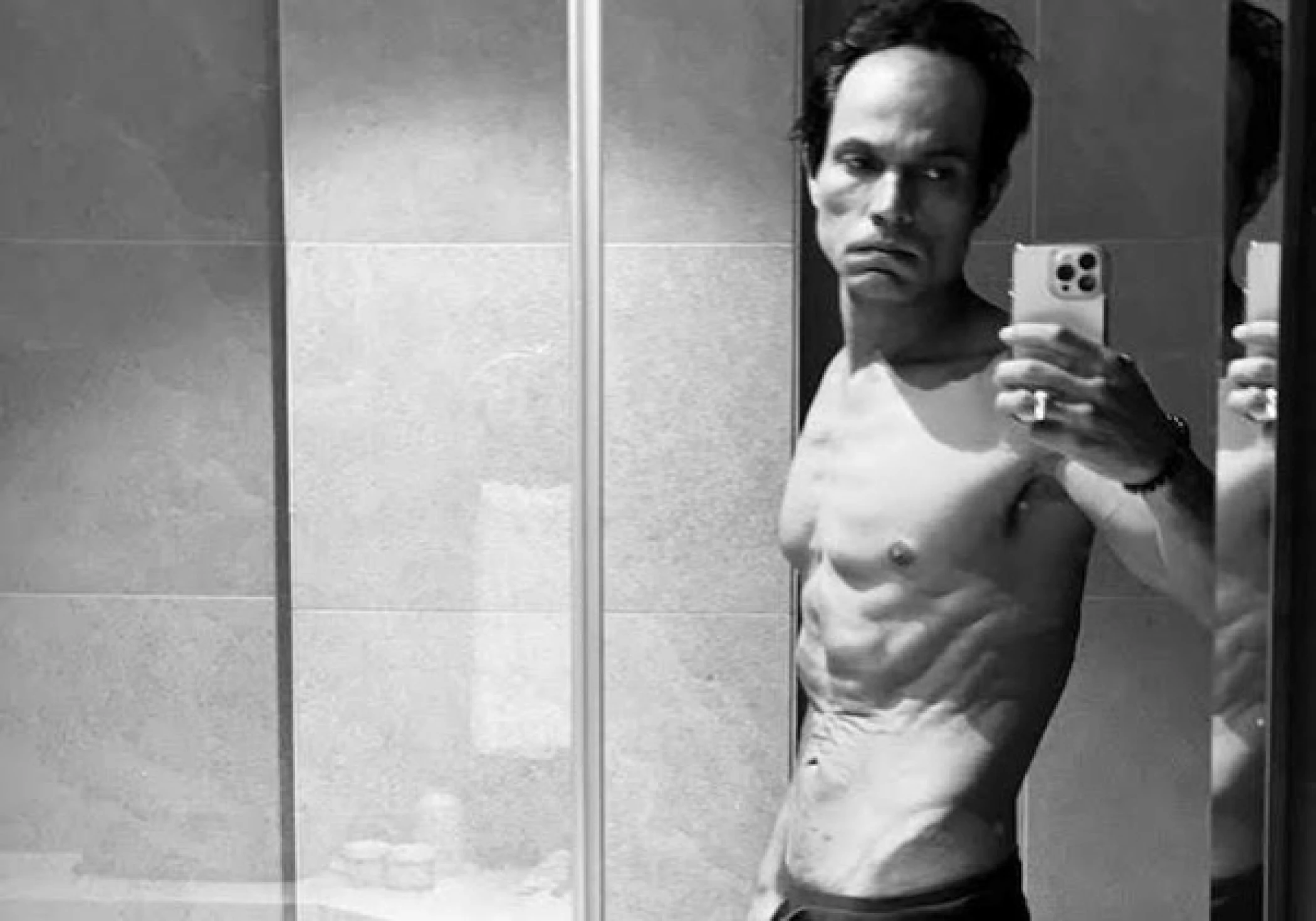 Randeep Hooda Stuns Fans with Dramatic Transformation for ‘Swatantrya Veer Savarkar’ Randeep Hooda Stuns Fans with Dramatic Transformation for ‘Swatantrya Veer Savarkar’